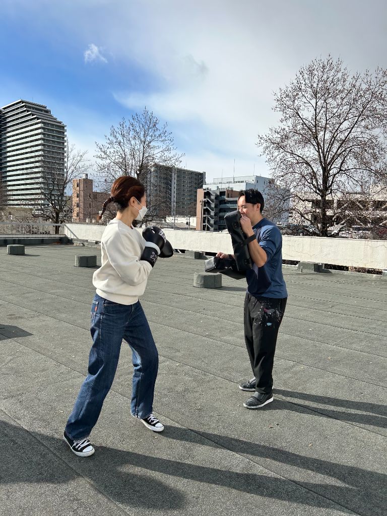 屋外でのミット打ちトレーニング（女性参加者）
